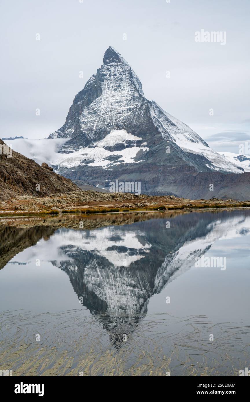 Il paesaggio di APLs con il Monte Cervino e il suo riflesso in un lago. Foto Stock