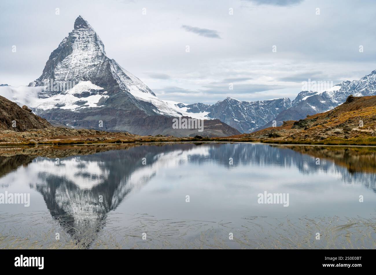 Il paesaggio di APLs con il Monte Cervino e il suo riflesso in un lago. Foto Stock