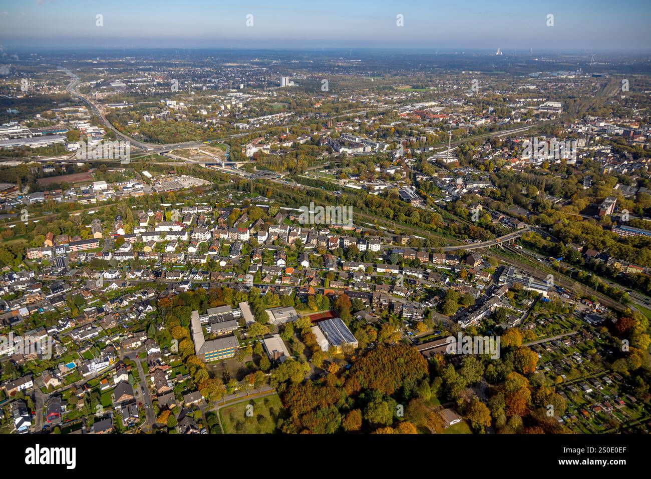 Vista aerea, zona residenziale all'incrocio autostradale di Herne con grande cantiere, sotto la scuola completa di Erich-Fried con palazzetto dello sport e sola Foto Stock