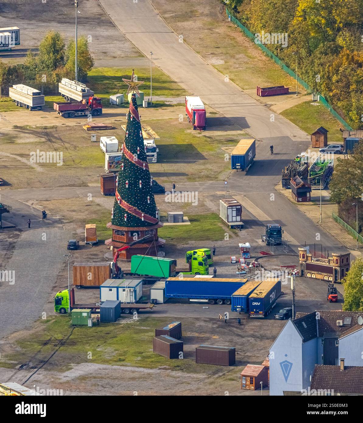 Vista aerea, costruzione del mercatino di Natale sul Cranger Kirmesplatz con grandi alberi di Natale alti 45 metri e capanne, Unser Fritz, Herne, zona della Ruhr, Foto Stock