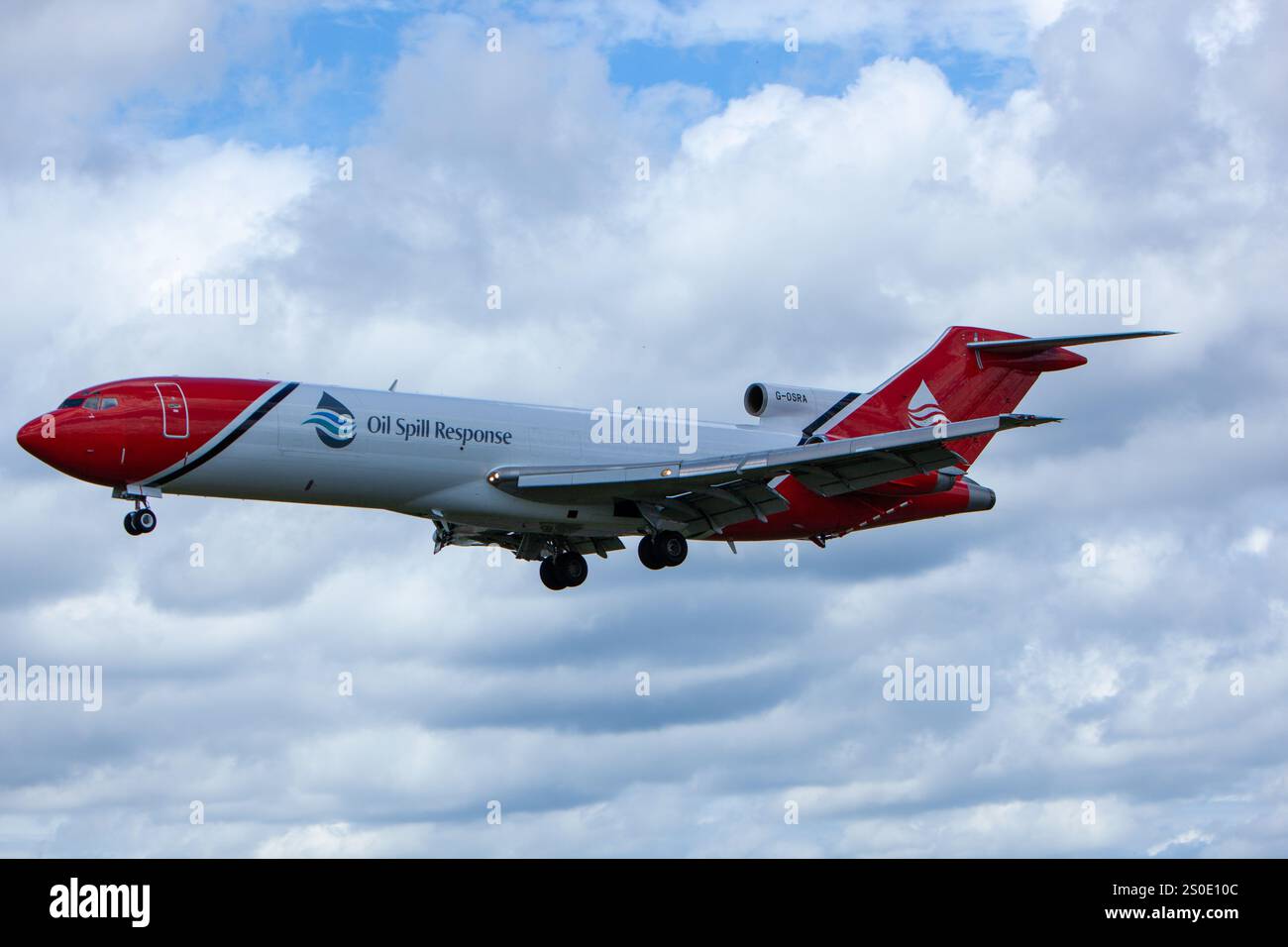 Velivoli Boeing 727 a reazione alla fuoriuscita di petrolio al Farnborough Airshow in mostra contro un cielo blu nuvoloso Foto Stock