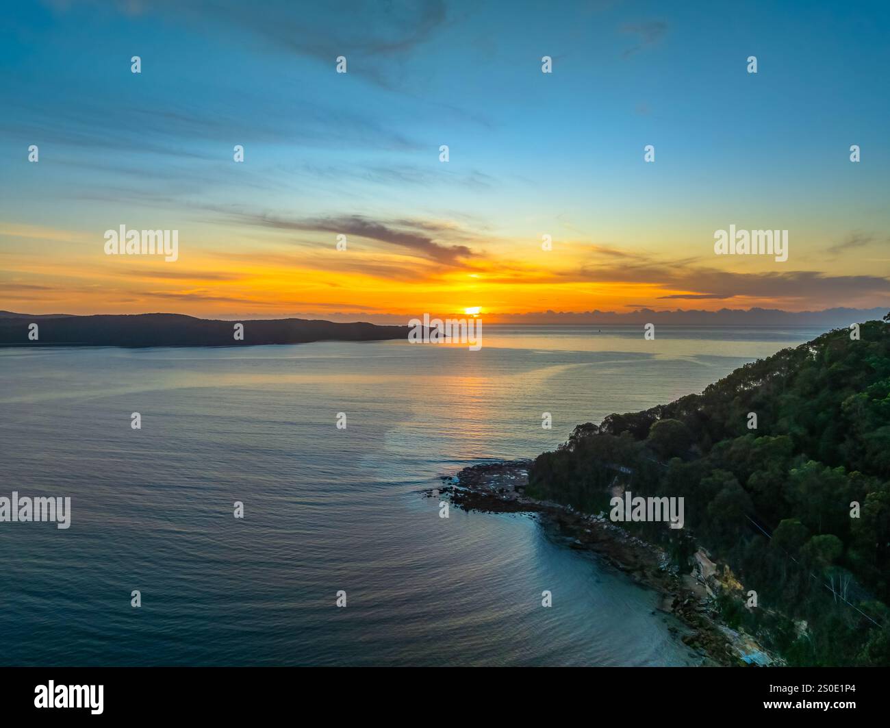 Alba estiva aerea con soffice nuvola alta a Umina Point in Umina Beach sulla costa centrale, NSW, Australia. Foto Stock