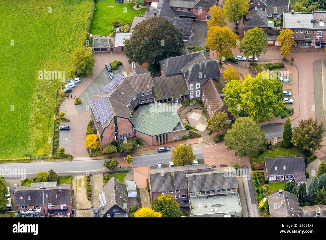 Vista aerea, municipio del comune di Hünxe con tetto solare, Hünxe, bassa Renania, Renania settentrionale-Vestfalia, Germania Foto Stock