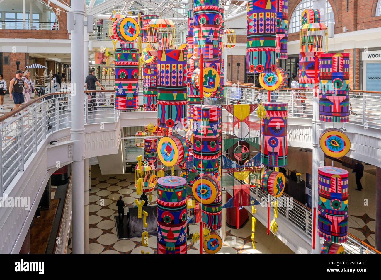 Grande e colorata decorazione natalizia esposta all'interno del centro commerciale Victoria Wharf presso il V&A Waterfront a città del Capo, Sud Africa, il 5 dicembre Foto Stock