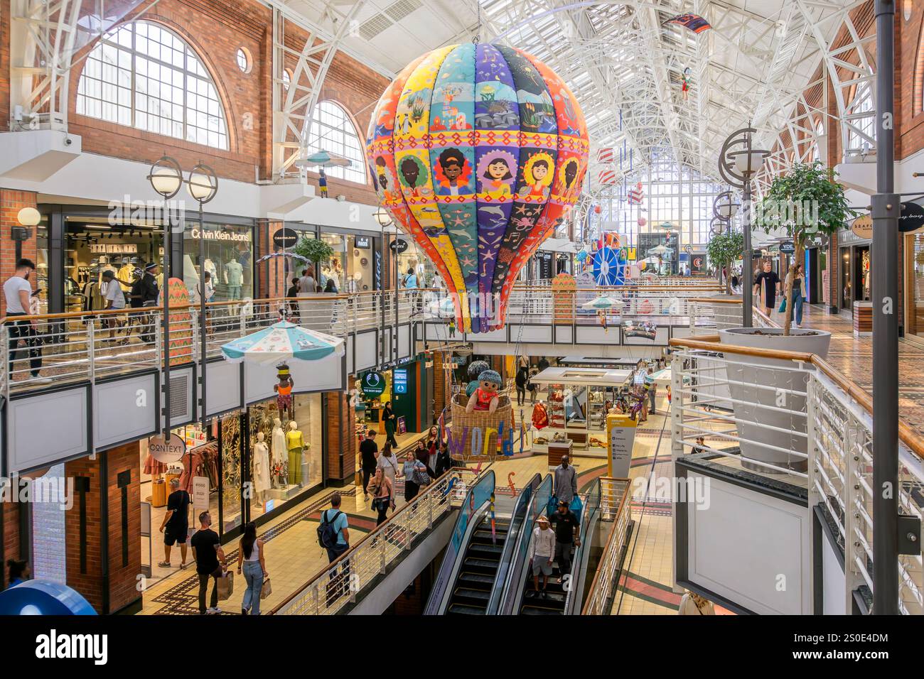 Grande e colorata decorazione natalizia esposta all'interno del centro commerciale Victoria Wharf presso il V&A Waterfront a città del Capo, Sud Africa, il 5 dicembre Foto Stock