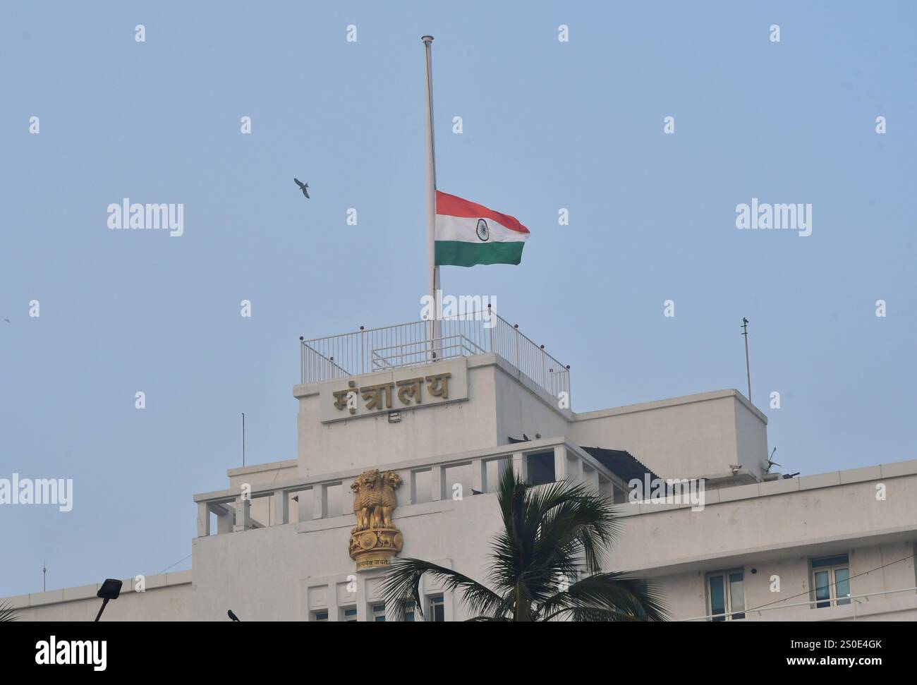 MUMBAI, INDIA - DICEMBRE 27: La bandiera nazionale indiana vola a mezz'asta sull'edificio Mantralaya come segno di rispetto per l'ex primo ministro indiano Manmohan Singh, il 27 dicembre 2024 a Mumbai, India. L'ex primo ministro indiano Manmohan Singh è morto all'età di 92 anni. Singh nacque il 26 settembre 1932, in un villaggio desolato nella provincia del Punjab dell'India indivisa. Singh è stato uno dei primi ministri indiani più longevi ed è stato considerato l'architetto delle riforme economiche chiave di liberalizzazione, come Premier dal 2004-2014 e prima ancora come ministro delle finanze. (Foto di Bhushan Koyande/Hindustan T Foto Stock