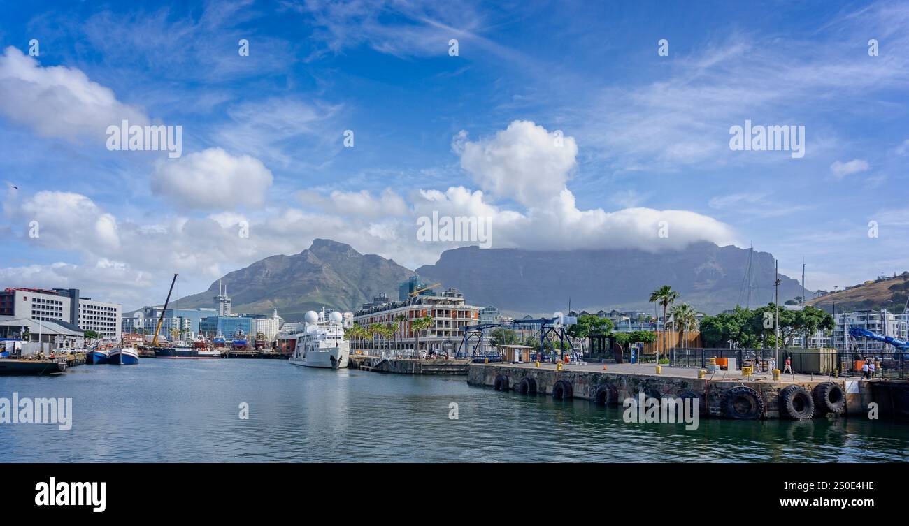 Vista panoramica del monte Table e del porto di città del Capo dal V&A Waterfront di città del Capo, Sud Africa, il 5 dicembre 2024 Foto Stock