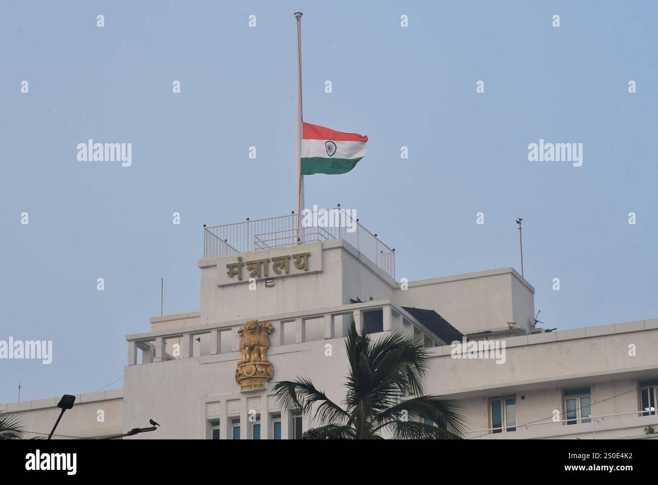 MUMBAI, INDIA - DICEMBRE 27: La bandiera nazionale indiana vola a mezz'asta sull'edificio Mantralaya come segno di rispetto per l'ex primo ministro indiano Manmohan Singh, il 27 dicembre 2024 a Mumbai, India. L'ex primo ministro indiano Manmohan Singh è morto all'età di 92 anni. Singh nacque il 26 settembre 1932, in un villaggio desolato nella provincia del Punjab dell'India indivisa. Singh è stato uno dei primi ministri indiani più longevi ed è stato considerato l'architetto delle riforme economiche chiave di liberalizzazione, come Premier dal 2004-2014 e prima ancora come ministro delle finanze. (Foto di Bhushan Koyande/Hindustan T Foto Stock