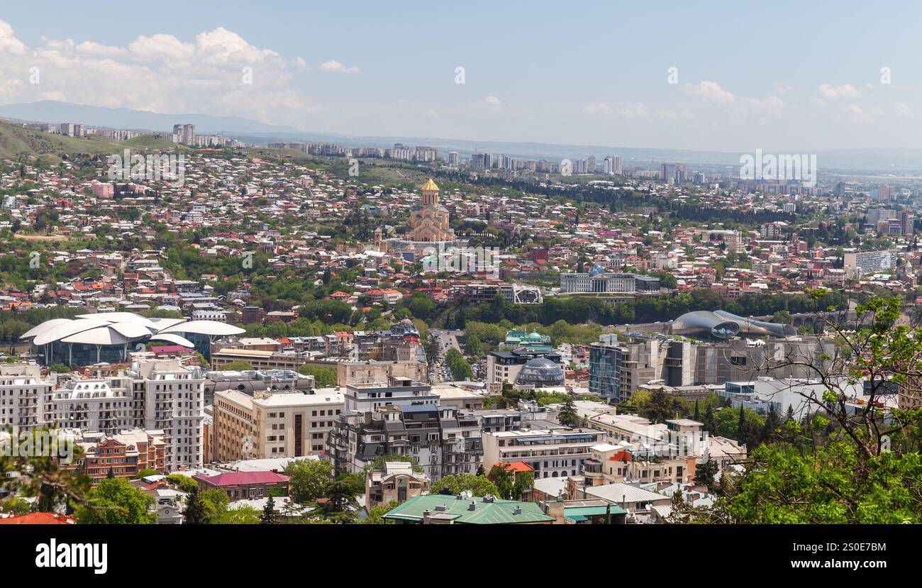 Vista aerea panoramica di Tbilisi, Georgia, fotografie all'aperto scattate in un giorno d'estate Foto Stock