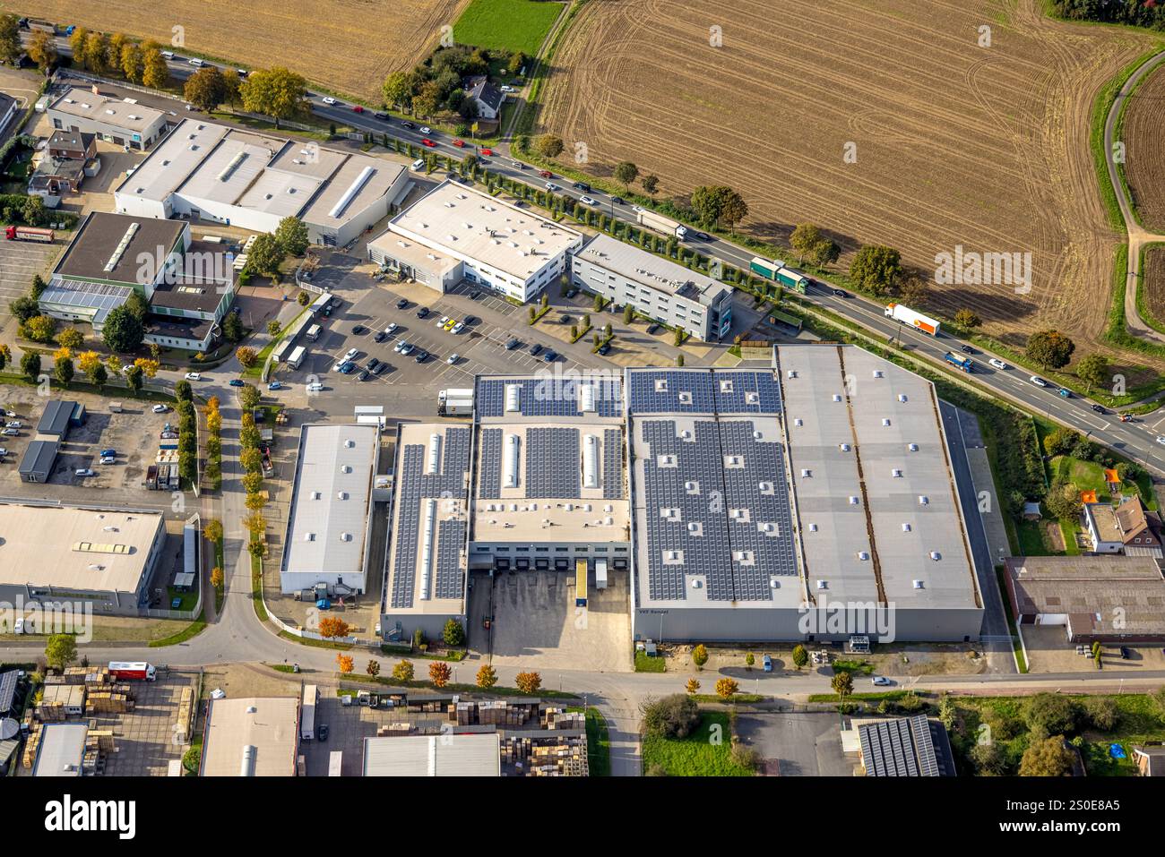 Vista aerea, zona industriale di Heelden sulla superstrada A3 all'incrocio di Rees, autostrada federale B67, VKF Renzel Palettenbau con tetto solare, Heelden, i Foto Stock