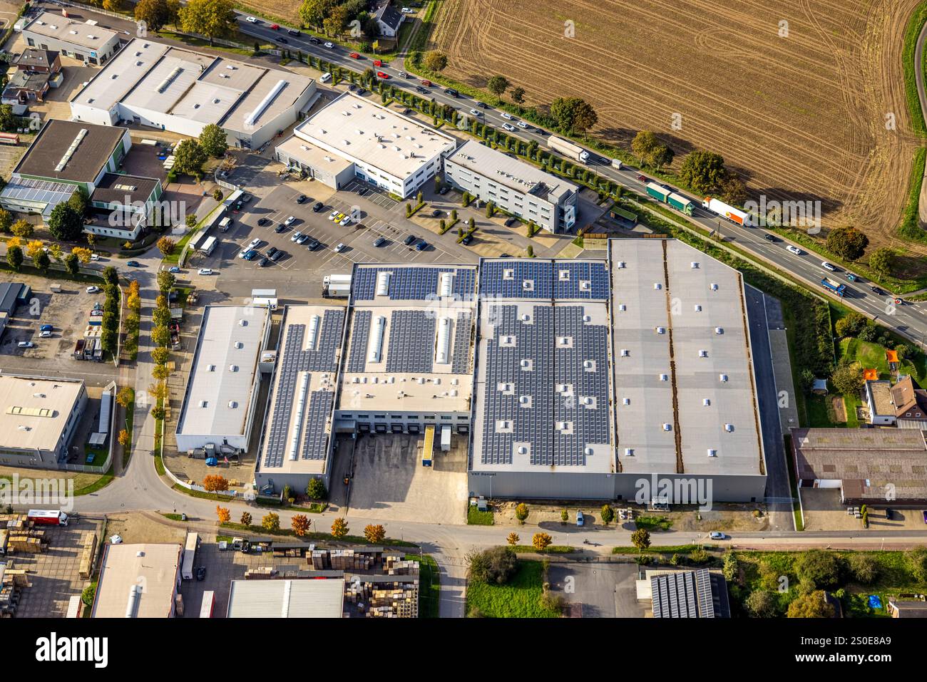 Vista aerea, zona industriale di Heelden sulla superstrada A3 all'incrocio di Rees, autostrada federale B67, VKF Renzel Palettenbau con tetto solare, Heelden, i Foto Stock