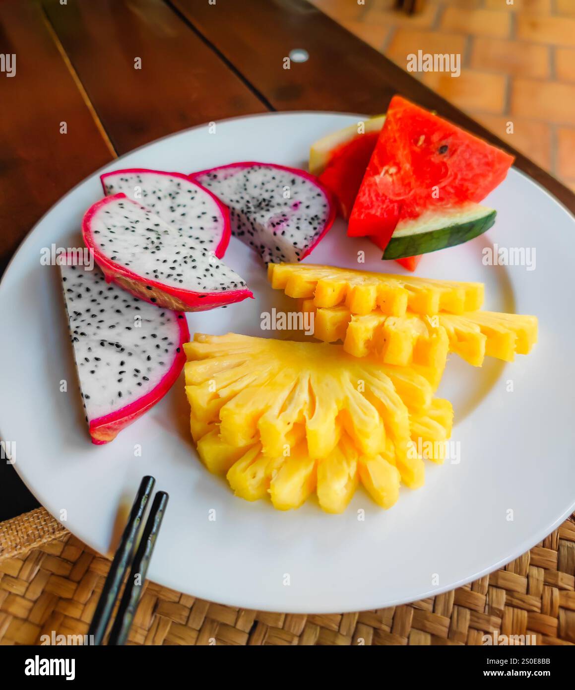 Vassoio tradizionale per la colazione a base di frutta deliziosa nell'hotel Vietnam. Ananas, anguria e frutto del drago. Piatto con frutta fresca su un tavolo Foto Stock