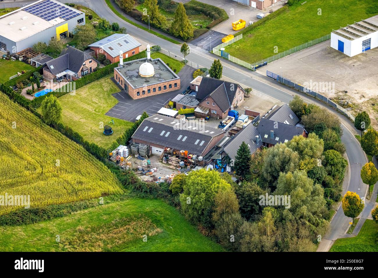 Vista aerea, zona industriale di Dreibömerweg e moschea Bait-ul-Nasir, Herzebocholt, Isselburg, bassa Renania, Renania settentrionale-Vestfalia, Germania Foto Stock