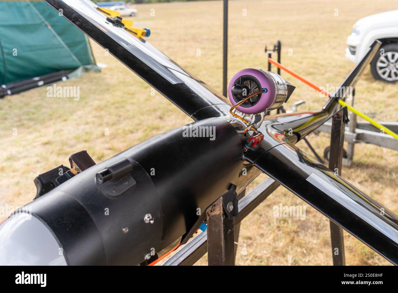 Drone di addestramento militare nero con motore ad una dimostrazione Foto Stock
