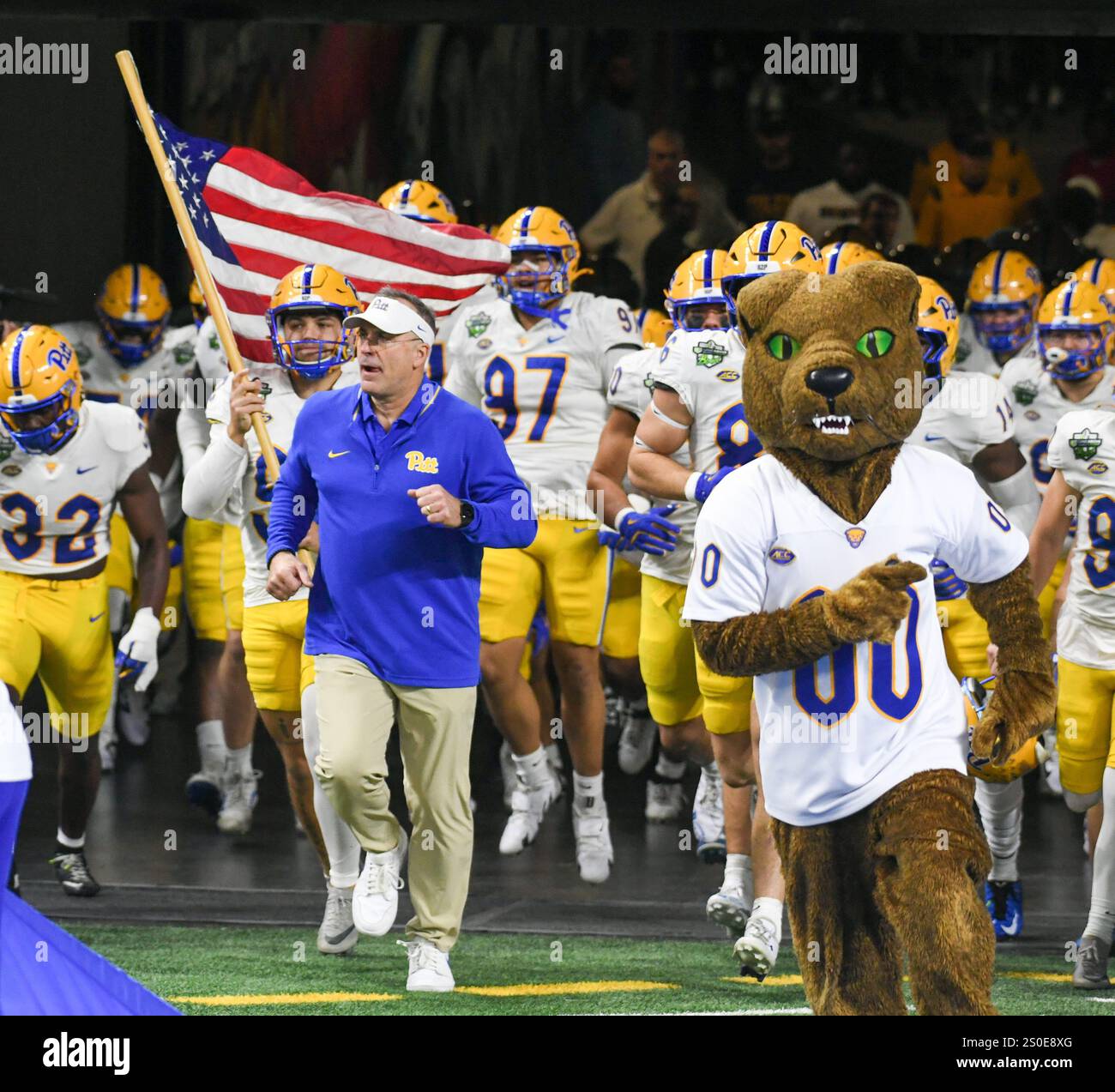 26 dicembre 2024: Il capo allenatore Pat Narduzzi conduce i Pittsburgh Panthers sul campo al Ford Field di Detroit, Michigan, giovedì pomeriggio per affrontare i Toledo Rockets nel GameAbove Sports Bowl. Seth Graves/CSM (immagine di credito: © Seth Graves/Cal Sport Media) Foto Stock