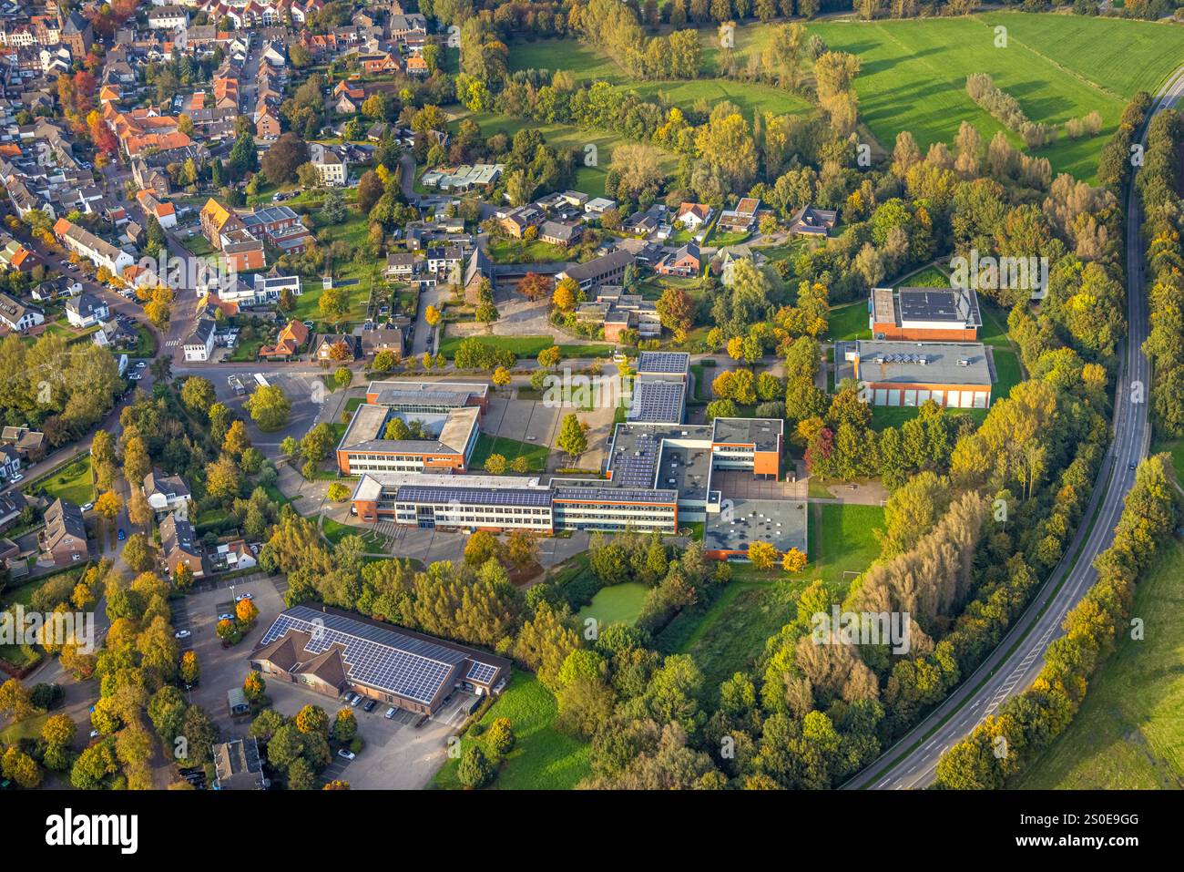 Vista aerea, centro scolastico con Städt. Realschule, Städt. Gymnasium, Jan-Joest-Gymnasium e Josef-Lörks-Grundschule, Kalkar, basso Reno, Nord Reno Foto Stock
