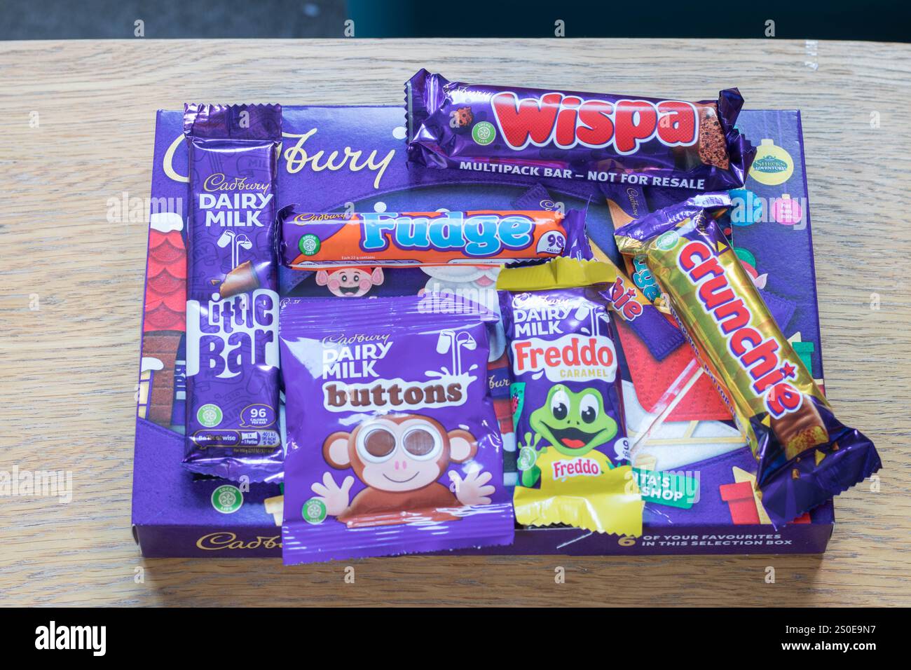 Casella di selezione natalizia Cadbury su un tavolo, tutti i cioccolatini sono esposti sulla scatola Foto Stock