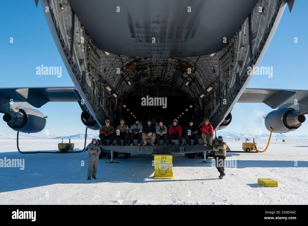 Il team McChord Airmen della U.S. Air Force aspetta su un C-17 Globemaster III assegnato al 62d Airlift Wing presso Phoenix Airfield, in Antartide, 22 ottobre 2024. L'impegno del 62d AW a sostenere la missione di trasporto aereo antartico dell'operazione Deep Freeze copre un impressionante arco di 26 anni. (Foto U.S. Air Force di Senior Airman Colleen Anthony) Foto Stock