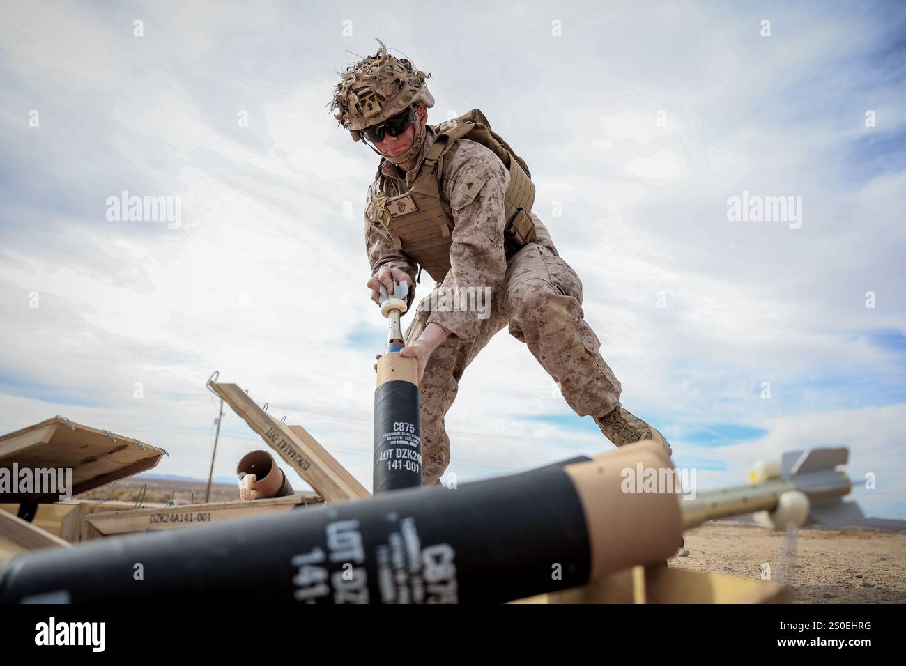Javn Knox si prepara a sparare un mortaio da 81 mm durante un'esercitazione di forze avversarie presso il Marine Corps Air Ground Combat Center, Twentynine Palms, California, 3 dicembre 2024. Knox è un gestore di munizioni di Chanute, Kansas. L'AFX è il principale evento di preparazione prima del 2nd Battalion, 23rd Marine Regiment, l'imminente schieramento della 4th Marine Division a Okinawa, in Giappone, a sostegno del programma di dispiegamento dell'unità del corpo dei Marines. Questo dispiegamento è significativo per il battaglione della riserva, che è distribuito in tutti gli Stati Uniti, e per le unità che contribuiscono alla forza della riserva Foto Stock