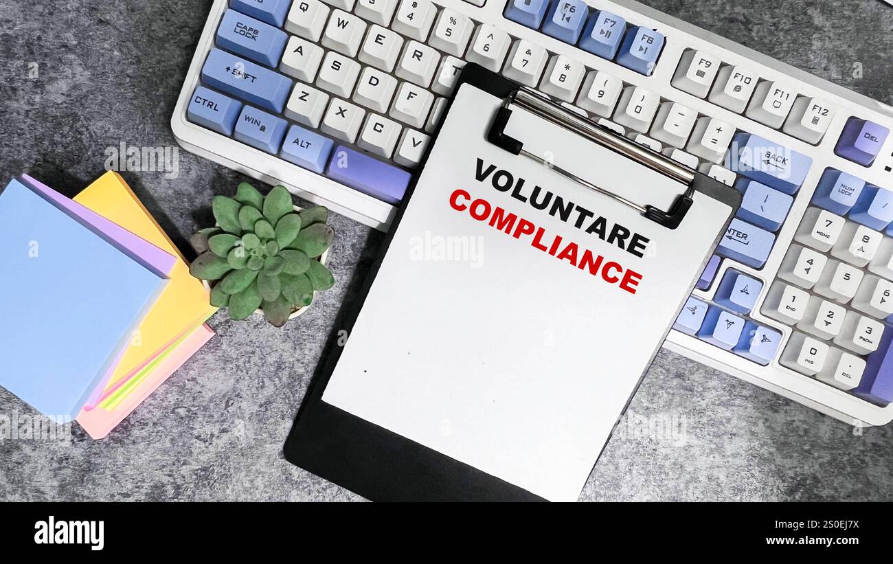 Concetto di conformità di volumetria scrivere su documenti cartacei isolati su un tavolo di legno. Foto Stock