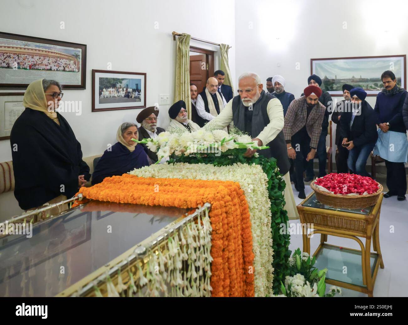 Nuova Delhi, India. 27 dicembre 2024. Il primo ministro indiano Narendra modi, centro, visita la casa dell'ex primo ministro Dr. Manmohan Singh per porgere il suo rispetto dopo la sua morte all'età di 92 anni, il 27 dicembre 2024, a nuova Delhi, India. Modi ha chiesto cinque giorni di lutto nazionale e ha detto "l'India piange la perdita di uno dei suoi leader più illustri”. Credito: PIB/Ufficio informazioni stampa/Alamy Live News Foto Stock