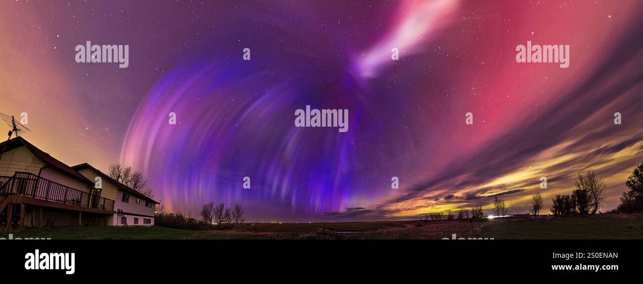 Un panorama a 270 gradi di una mostra di aurora nel sud dell'Alberta, Canada. Foto Stock