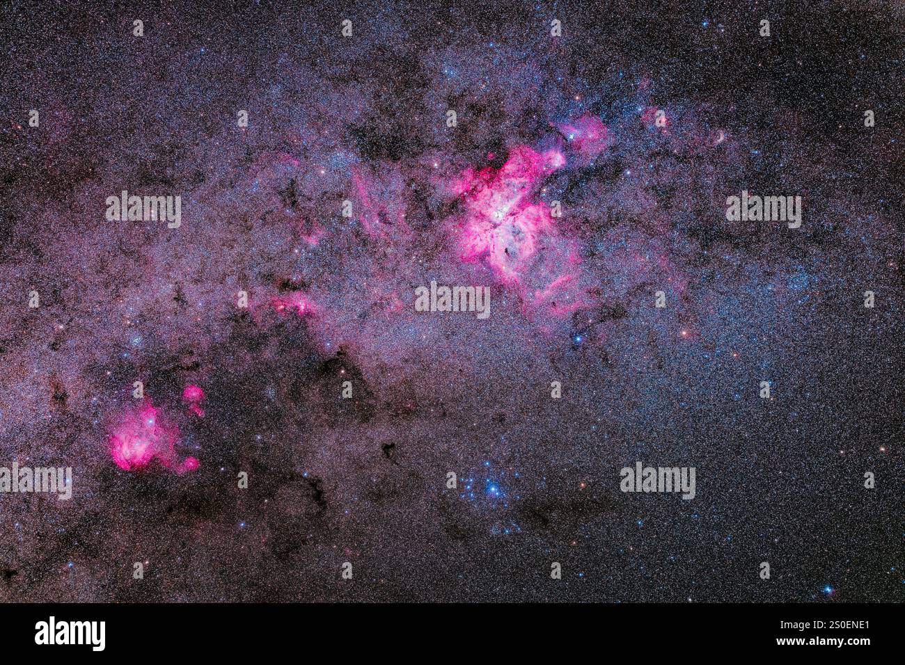 La Nebula carina e la Nebulosa di pollo in corsa sono circondate da gruppi di stelle aperte. Foto Stock