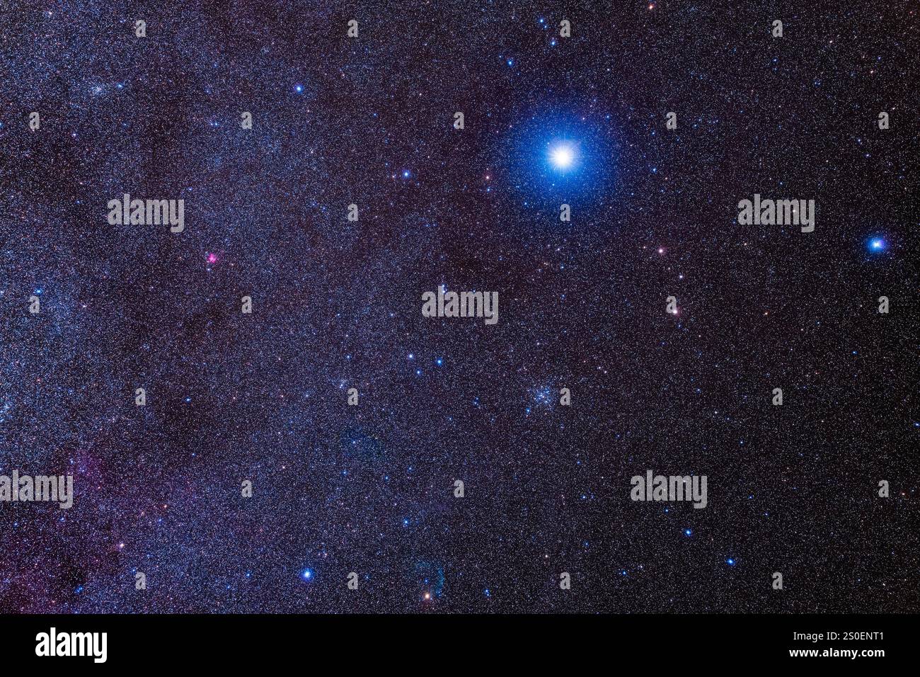 Un ampio campo visivo intorno alla luminosa stella Sirius con l'ammasso di stelle Messier 41 sotto di essa. Foto Stock