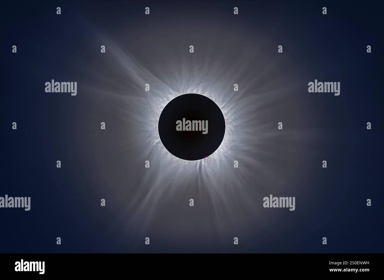 2024 eclissi totale del Sole con corona e prominenze. Foto Stock