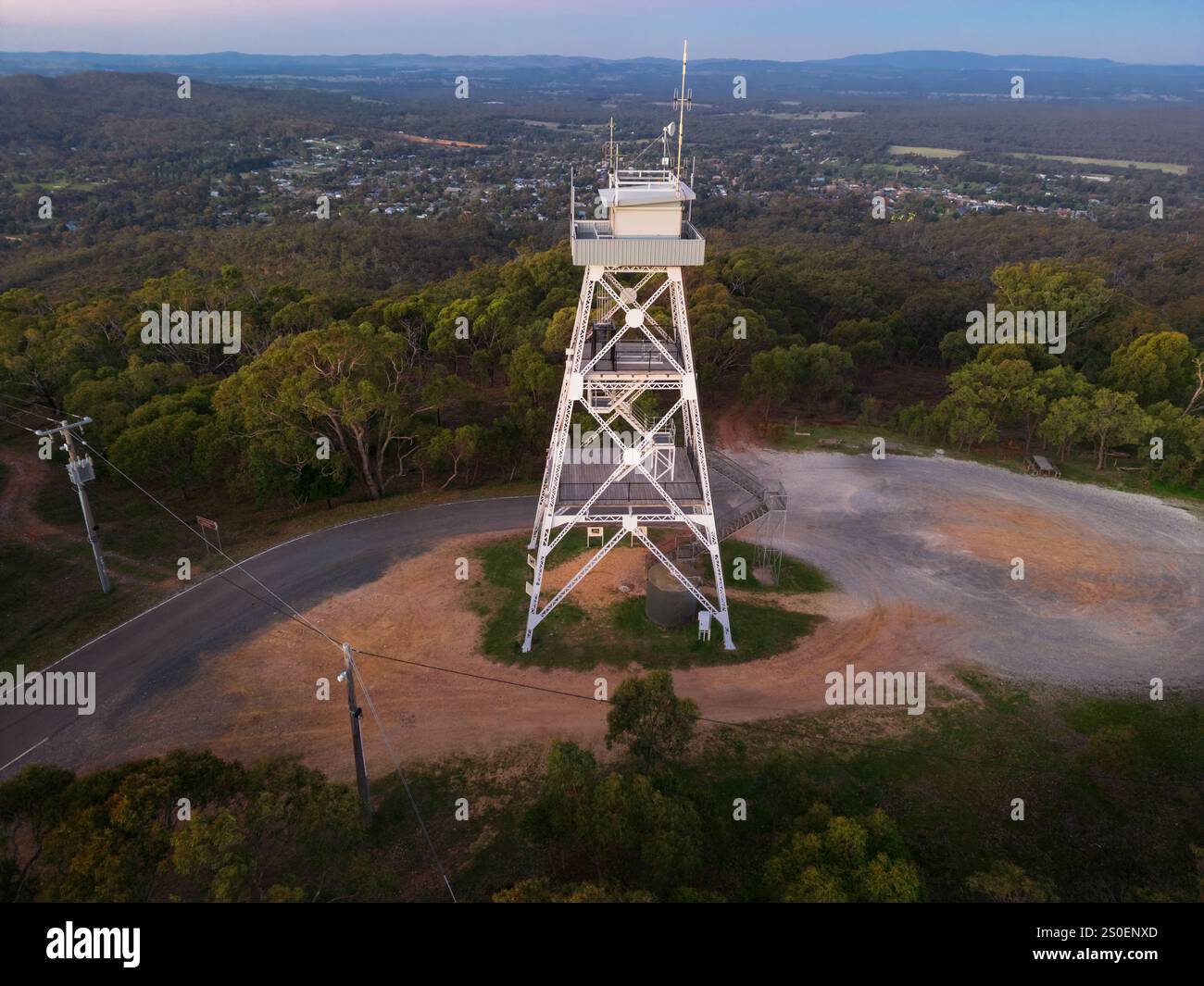 Vista aerea della torre di avvistamento sulla collina al crepuscolo a Maldon nel Victoria centrale, Australia. Foto Stock