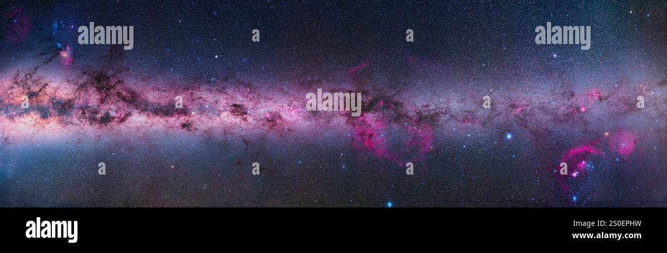Panorama a 180 gradi della via Lattea, dal Sagittario, dallo Scorpio e dal Centro Galattico a sinistra, a Orione, Gemini e vicino all'anti-centro galattico A. Foto Stock