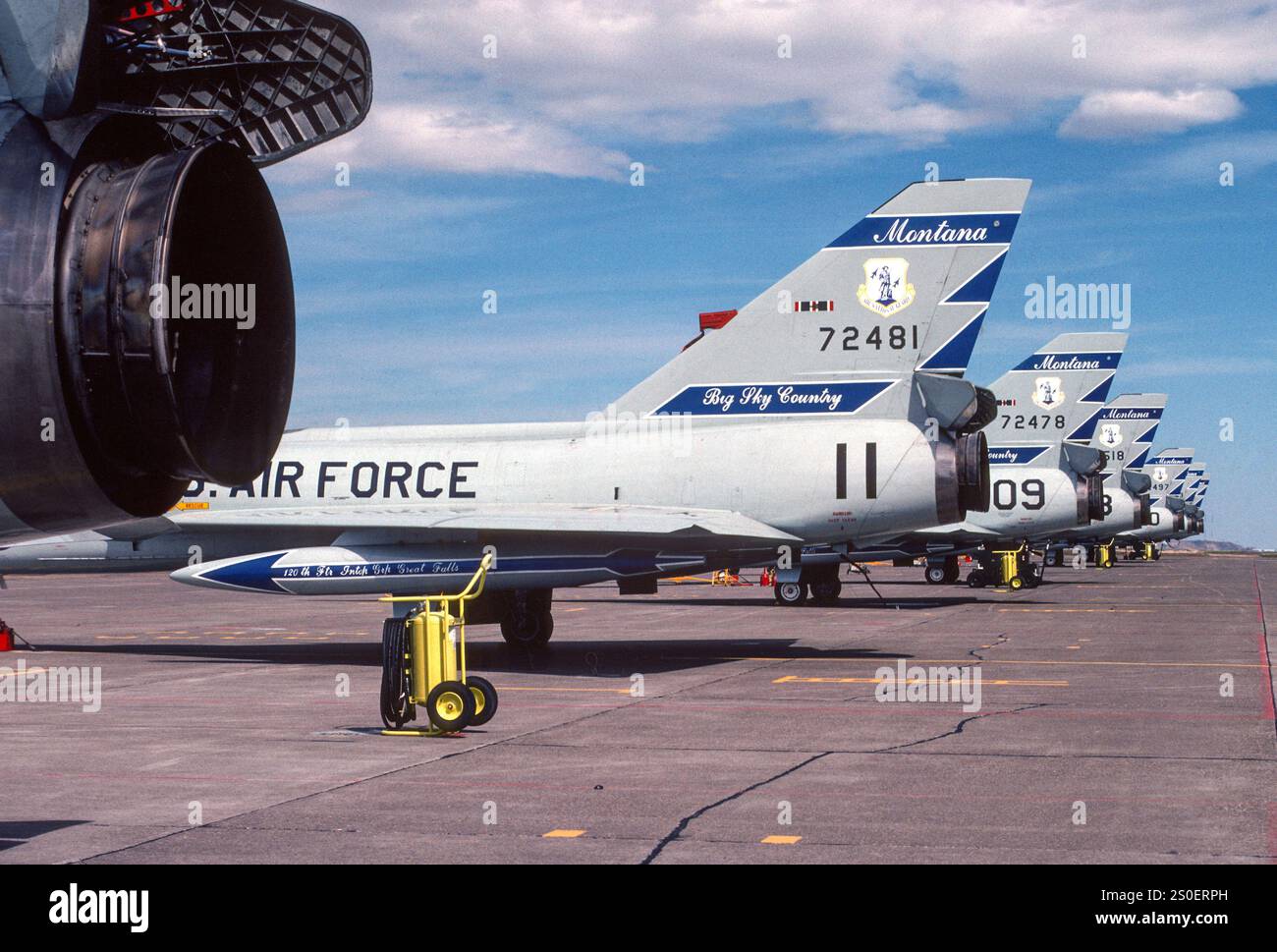 L'F-106 del Montana termina di fila sulla rampa nell'aprile 1987. Tutti questi Delt Darts erano in coda per dirigersi verso AMARC e, in seguito, la conversione a QF-106 per il programma Full size Aerial Target. Foto Stock