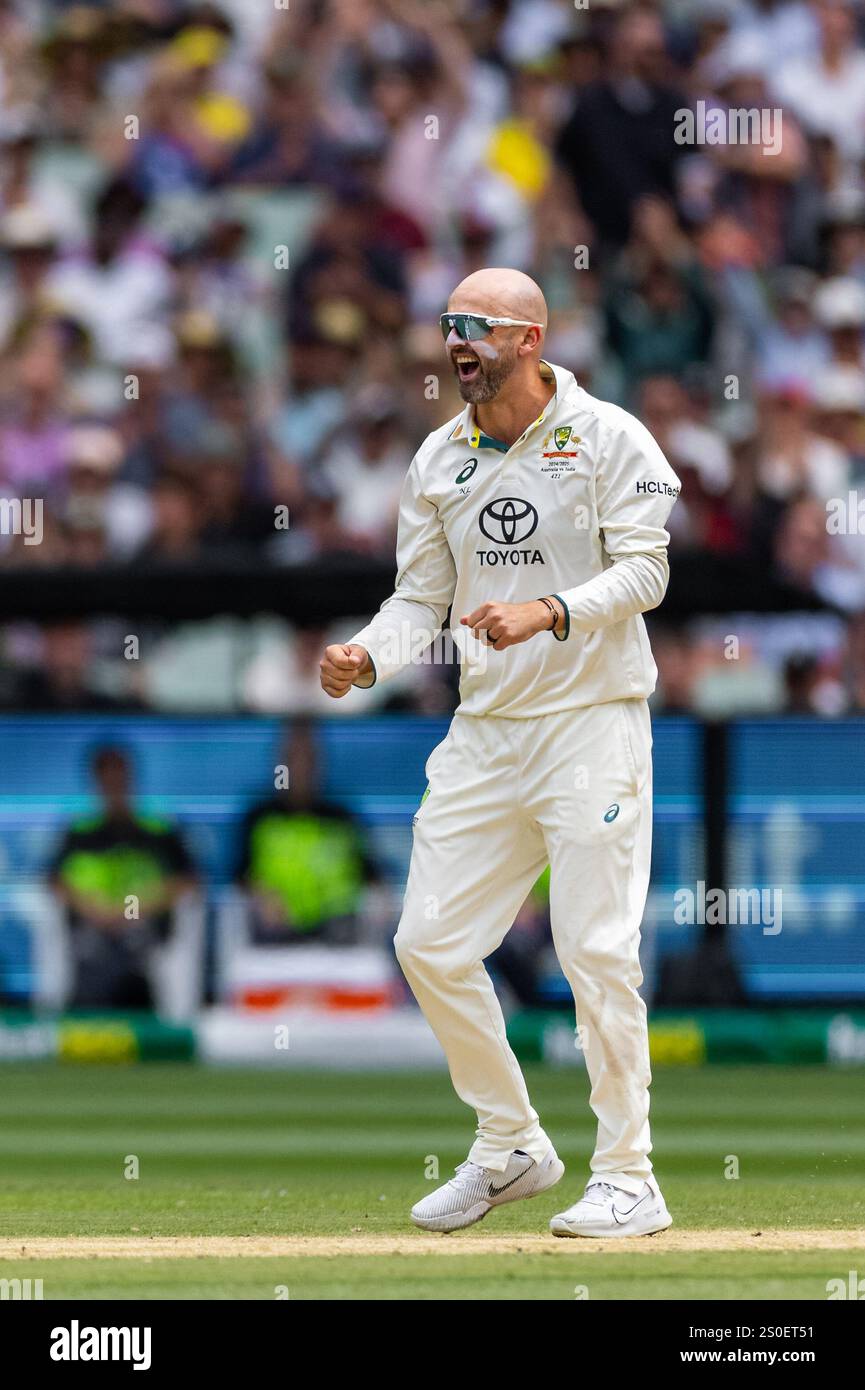 Melbourne, Australia, 28 dicembre 2024. Nathan Lyon dell'Australia celebra dopo aver preso un wicket durante il terzo giorno del test match NRMA Insurance Boxing Day del trofeo Border Gavaskar tra Australia e India al Melbourne Cricket Ground il 28 dicembre 2024 a Melbourne, Australia. Crediti: Santanu Banik/Speed Media/Alamy Live News Foto Stock