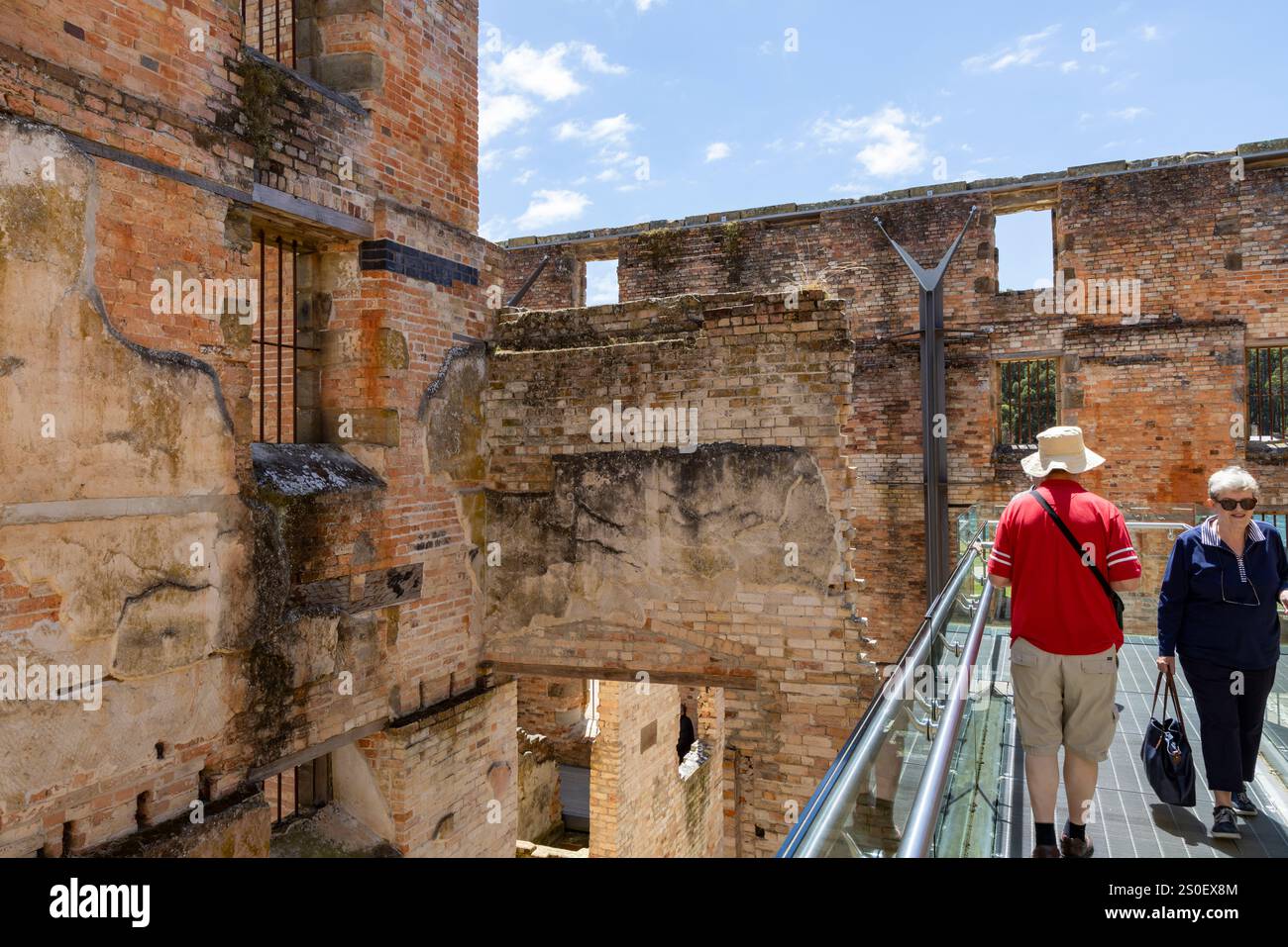 I turisti camminano intorno all'ex edificio penitenziario di Port Arthur, sito storico colonia penale, Tasmania, Australia, 2024 Foto Stock