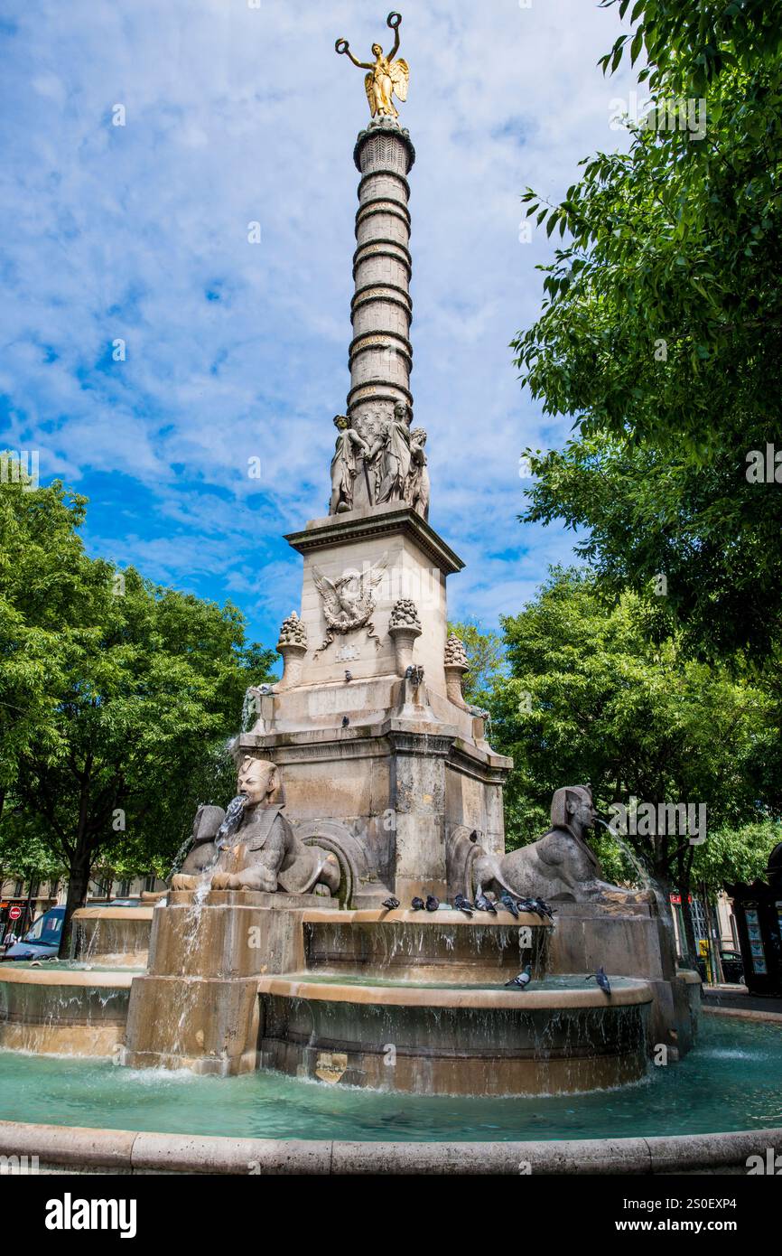 Statua della Vittoria in cima alla Fontaine du Palmier o Fontaine de la Victoire, Fontana Sfinge, Parigi, Francia. Foto Stock