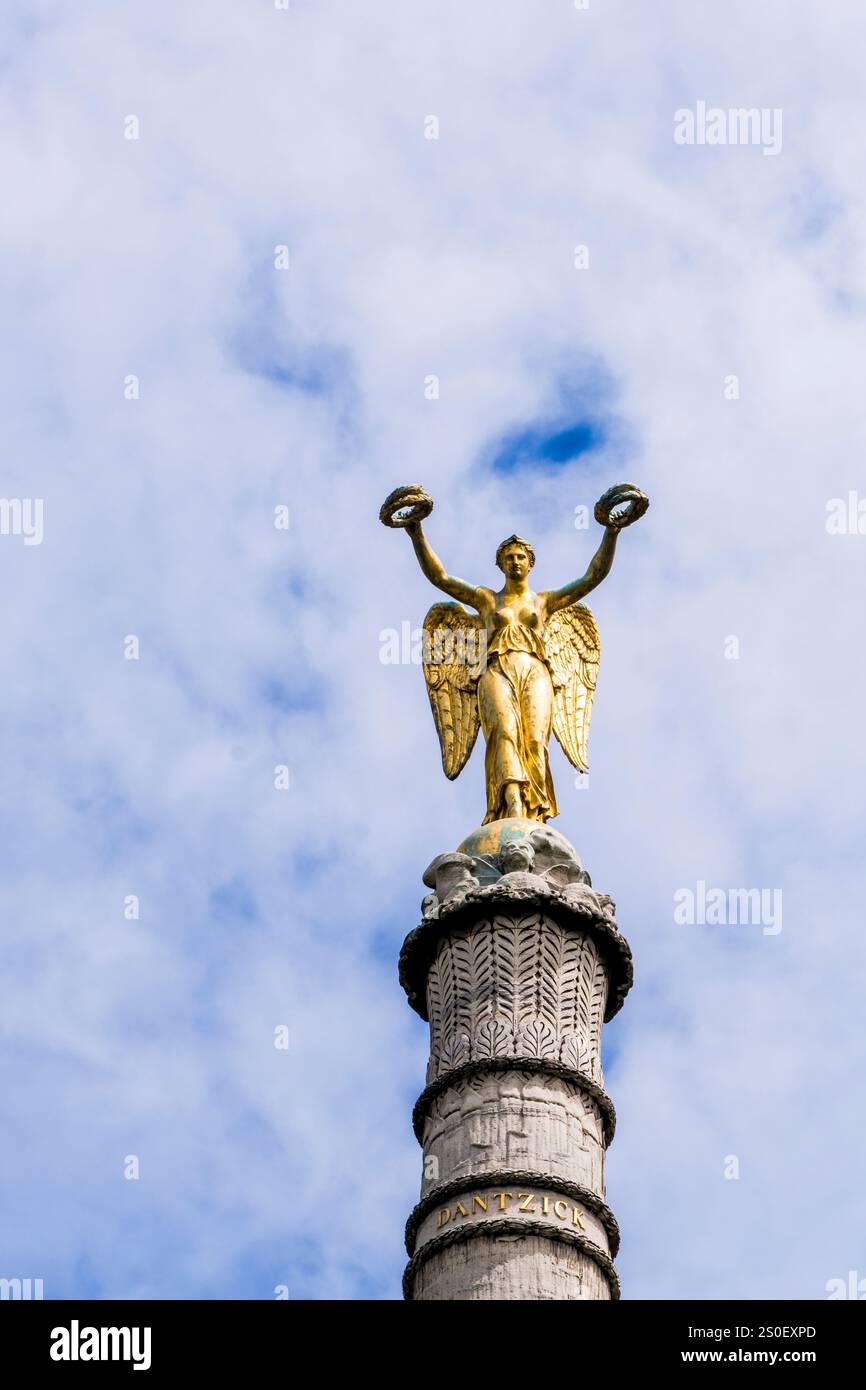 Statua della Vittoria in cima alla Fontaine du Palmier o Fontaine de la Victoire, Fontana Sfinge, Parigi, Francia. Foto Stock