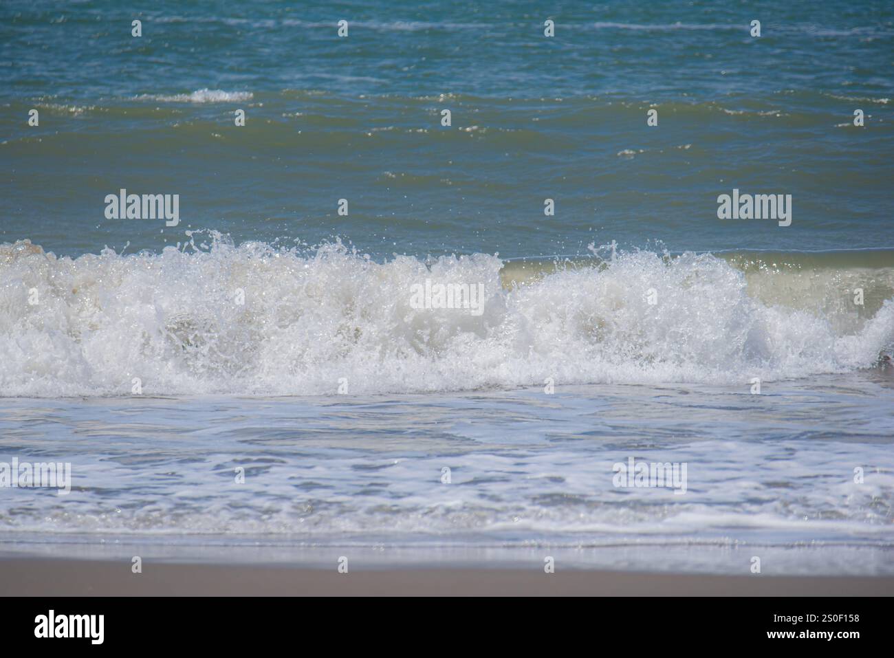 Crashing Waves a Baker Beach, nell'area della baia di San Francisco, California Foto Stock