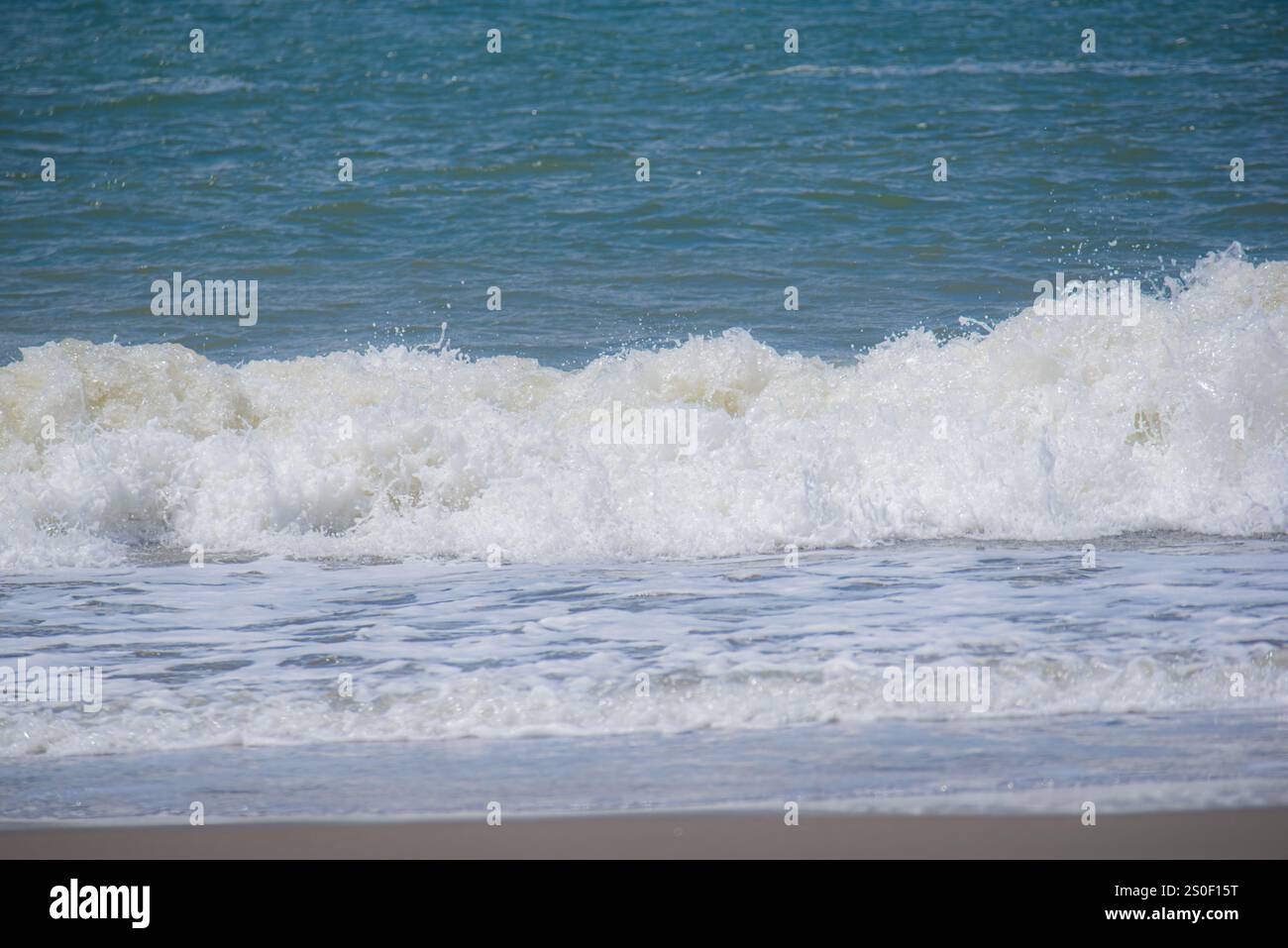 Crashing Waves a Baker Beach, nell'area della baia di San Francisco, California Foto Stock