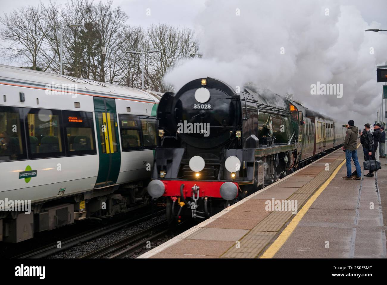 Locomotiva di classe Marina mercantile, Clan Line, attraversa la stazione di Hassocks con uno speciale linea principale Foto Stock