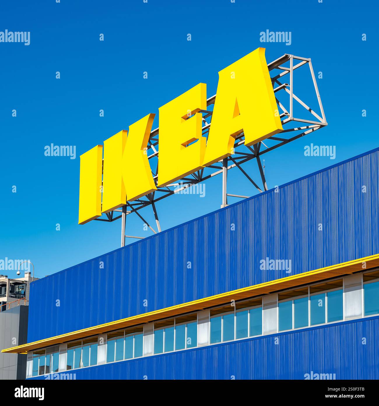 Madrid, Spagna, 21 dicembre 2024: Firma IKEA sull'edificio che ha il marchio nella città di San Sebastian de los Reyes Foto Stock