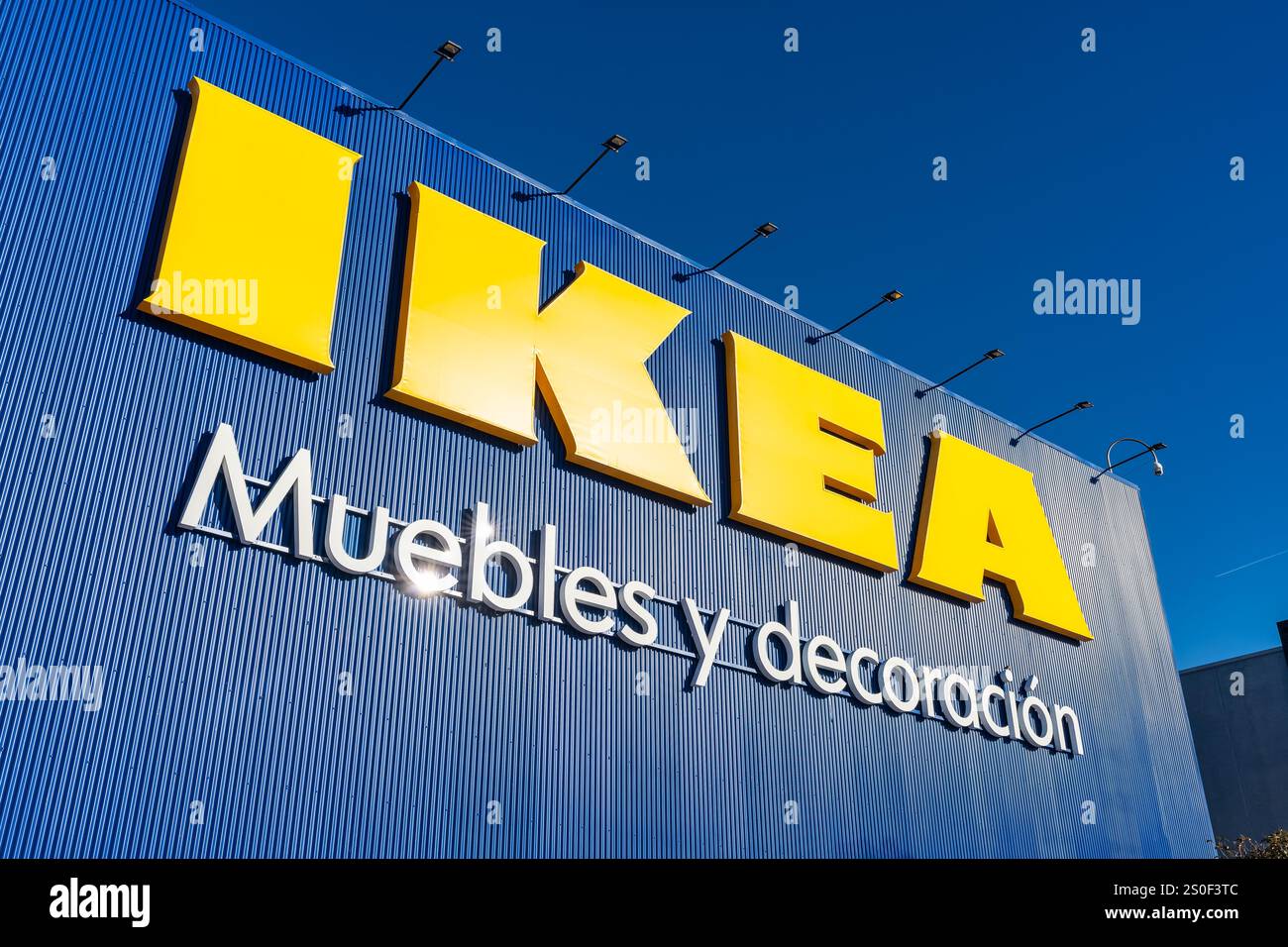 Madrid, Spagna, 21 dicembre 2024: Segno del negozio di mobili Ikea su sfondo blu. Foto Stock