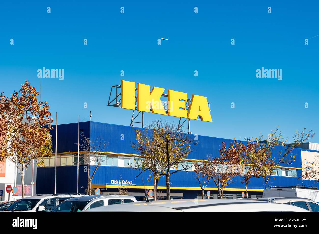 Madrid, Spagna, 21 dicembre 2024: Marchio IKEA con sfondo blu del cielo, foto con copyspace Foto Stock