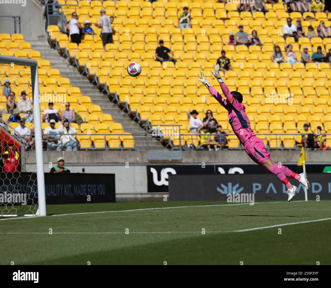 Wellington, nuova Zelanda. 28 dicembre 2024. Il portiere del Newcastle Ryan Scott fa un disperato errore per il pallone dopo essere stato scheggiato dallo strker di Wellington Kosta Barbarouses. Wellington Phoenix contro Newcastle Jets. Isuzu Ute A-League. Round 10. Sky Stadium. Wellington. Nuova Zelanda. La squadra di casa, Wellington Phoenix, vince 2-1 (HT 1-0). (Joe Serci/SPP) credito: SPP Sport Press Photo. /Alamy Live News Foto Stock