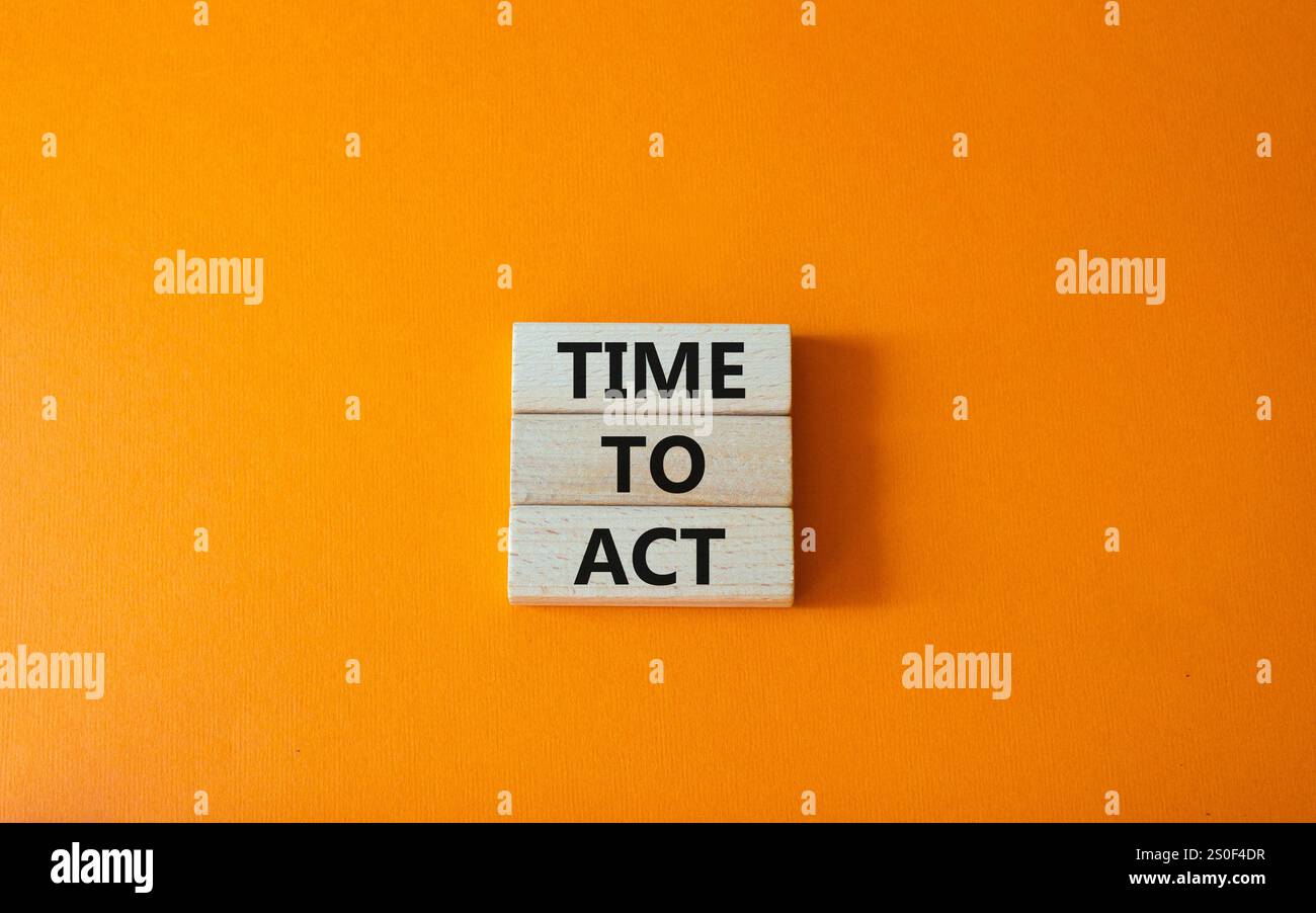 Simbolo Time to Act (tempo di agire). Blocchi di legno con parole Time to Act. Bellissimo sfondo arancione. Business e Time to Act. Copia spazio. Foto Stock