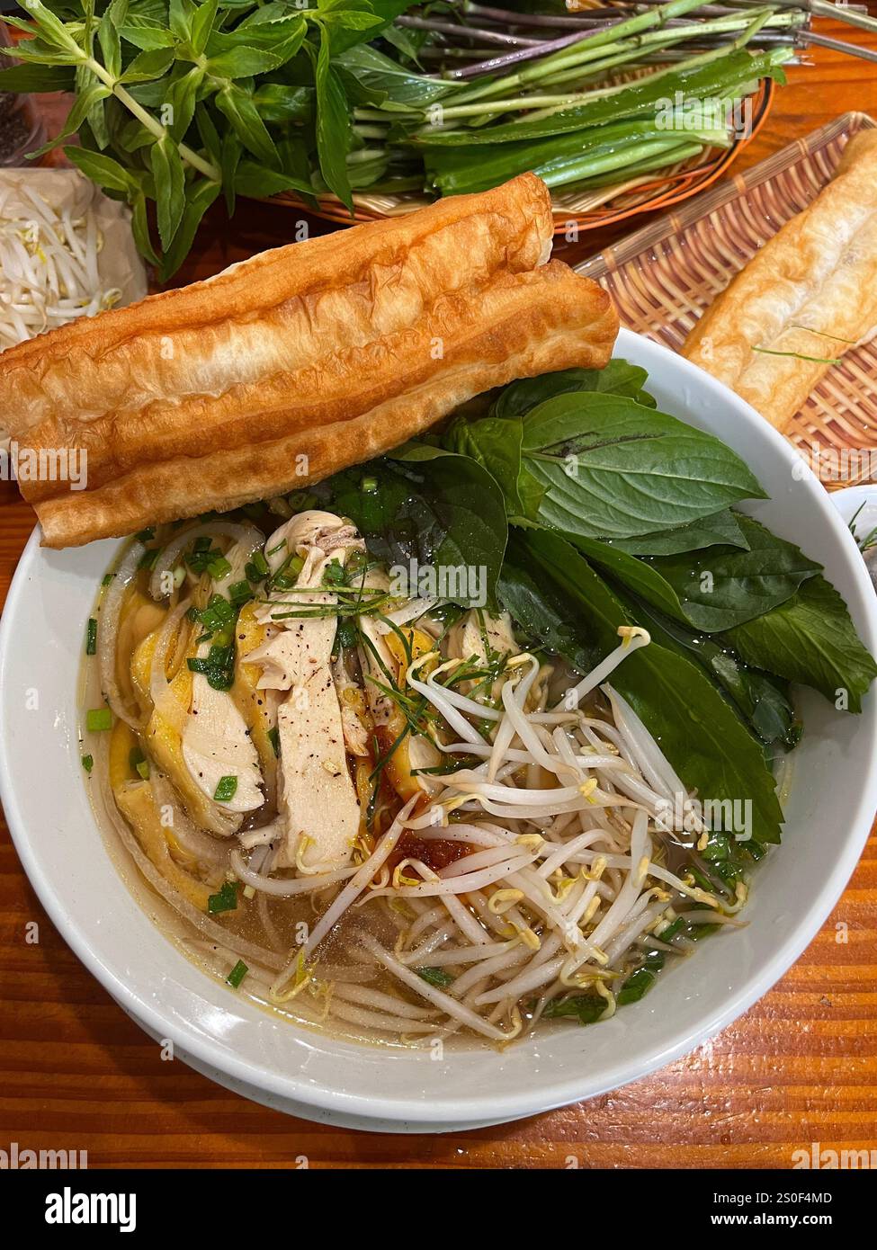 Zuppa di noodle di pollo Pho con pane fritto Foto Stock