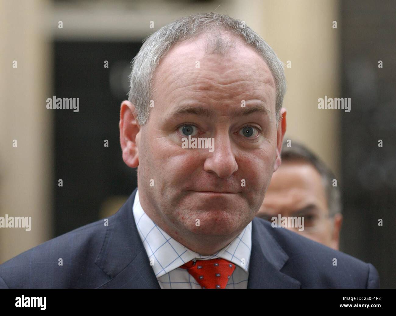 Foto del file datata 08/10/03 dell'allora leader SDLP Mark Durkan che tiene una conferenza stampa a Downing Street dopo aver incontrato il primo ministro Tony Blair a Londra. Blair una volta ha suggerito che i nazionalisti dell'Irlanda del Nord avrebbero potuto sostenere l'Inghilterra nei Mondiali dopo che l'Irlanda era stata messa al bando, secondo le relazioni di una riunione del 2002. L'ex primo ministro e architetto dell'accordo del venerdì Santo è stato detto "crestallo” dopo la gaffe, che è descritta nei documenti appena non sigillati degli archivi nazionali irlandesi di Dublino. Data di pubblicazione: Sabato 28 dicembre 2024. Foto Stock