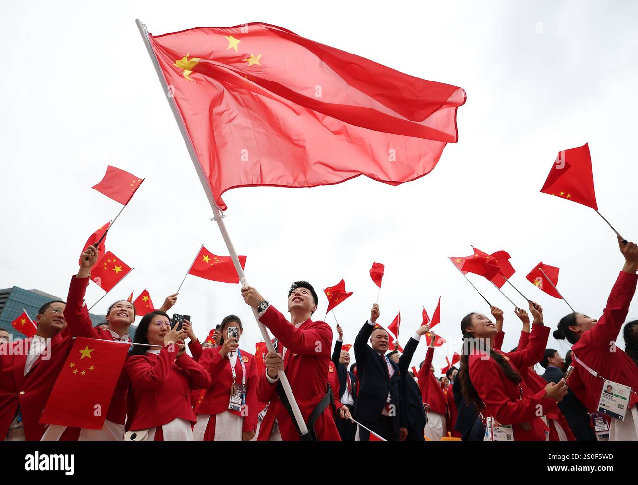 (241228) -- PECHINO, 28 dicembre 2024 (Xinhua) -- Ecco la selezione della Xinhua News Agency dei 10 pezzi più significativi di notizie sportive internazionali nel 2024: Sotto lo slogan 'Games Wide Open', Parigi ha ospitato i 33 Giochi Olimpici estivi dal 26 luglio all'11 agosto, con 91 delegazioni che hanno vinto medaglie. La delegazione cinese ha registrato la sua migliore prestazione in un'Olimpiade d'oltremare con 40 medaglie d'oro, 27 d'argento e 24 di bronzo. Alle Paralimpiadi di Parigi dal 28 agosto all'8 settembre, la Cina ha vinto un totale di 220 medaglie - 94 d'oro, 76 d'argento e 50 bronzi, superando sia l'oro che la medaglia generale Foto Stock