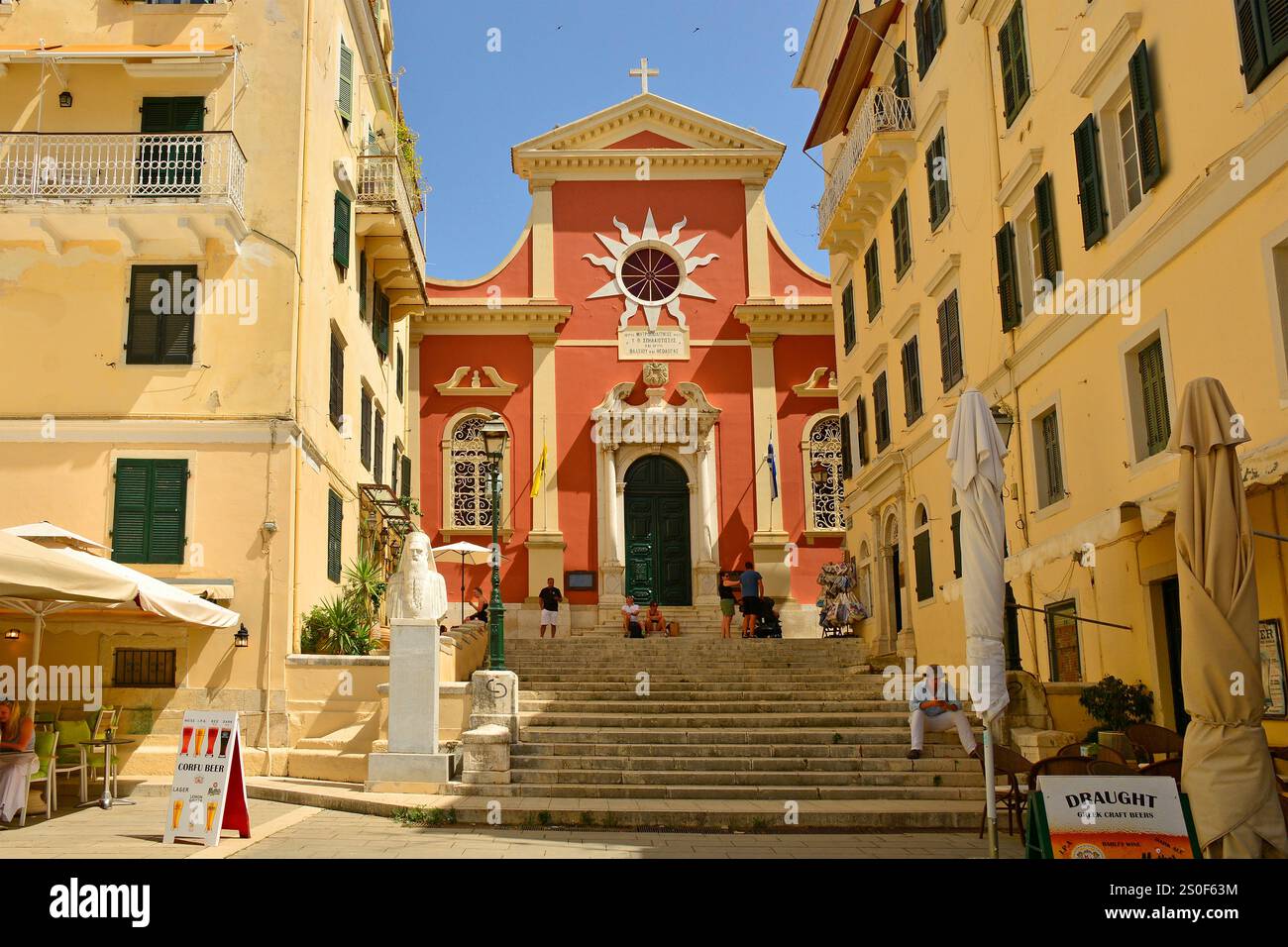 Corfù, Grecia - 6 giugno 2024. Cattedrale di Corfù in Piazza Mitropolis nel centro della città vecchia di Corfù, Grecia. Un sito patrimonio dell'umanità dell'UNESCO Foto Stock