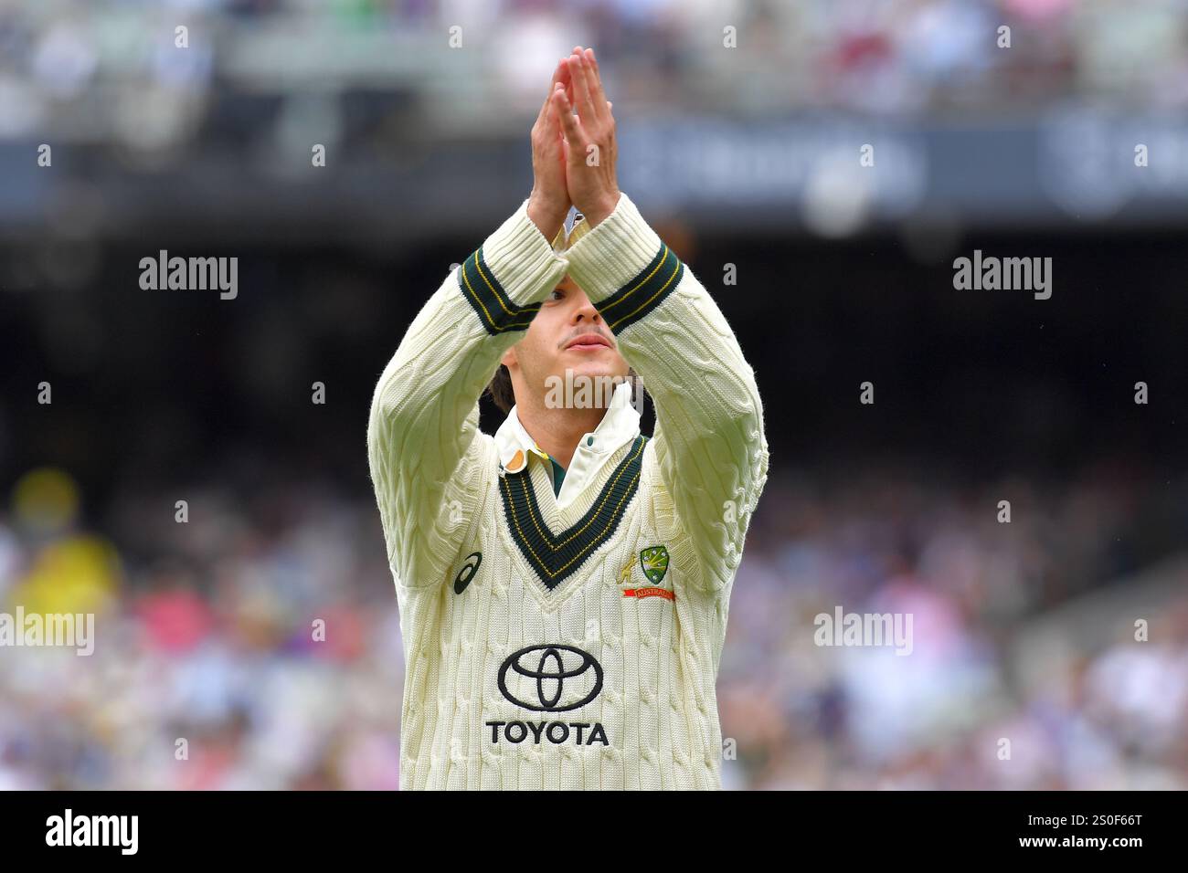 MELBOURNE, AUSTRALIA. 28 dicembre 2024. Nella foto: Sam Konstas dell'Australia incoraggia i tifosi australiani di cricket a superare la squadra australiana di cricket durante il giorno 3 quarto test, Australia vs India test Cricket al Melbourne Cricket Ground, Melbourne, Australia il 28 dicembre 2024. Crediti: Karl Phillipson/Alamy Live News Foto Stock