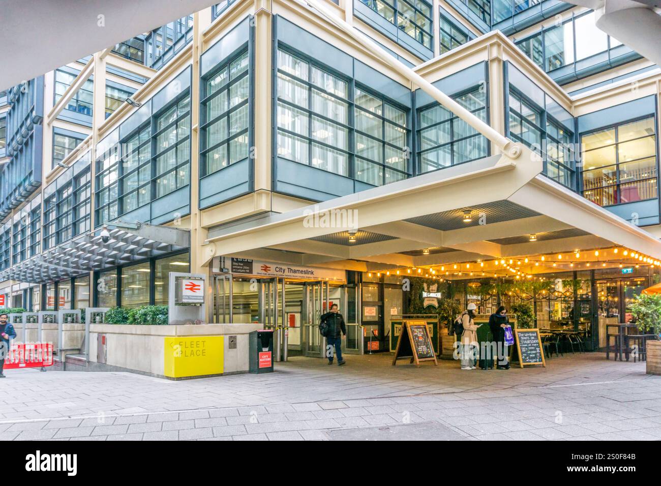 L'ingresso nord della stazione City Thameslink a Holborn Viaduct, Londra. Foto Stock L'ingresso nord della stazione City Thameslink a Holborn Viaduct, Londra. Foto Stock